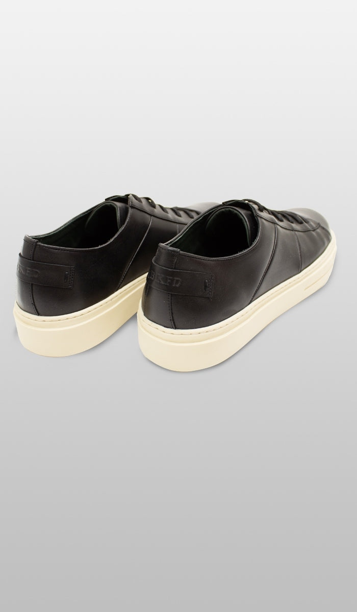 Tênis Couro Recorte Lateral E Tira Trase