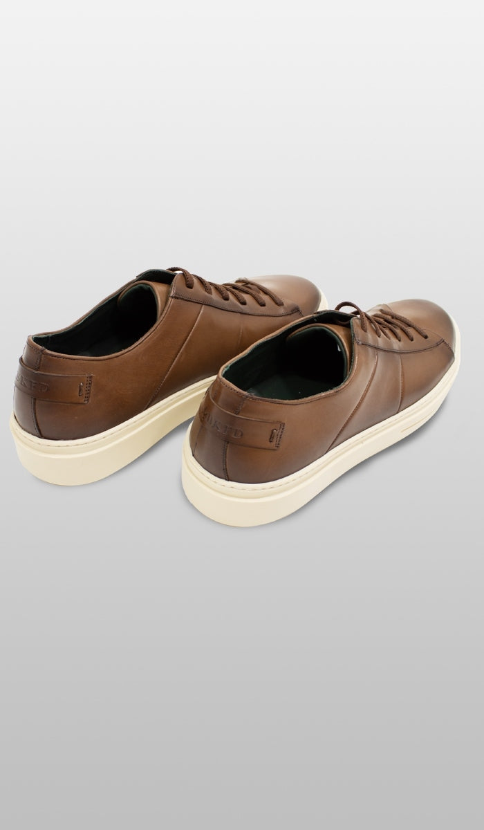 Tênis Couro Recorte Lateral E Tira Trase